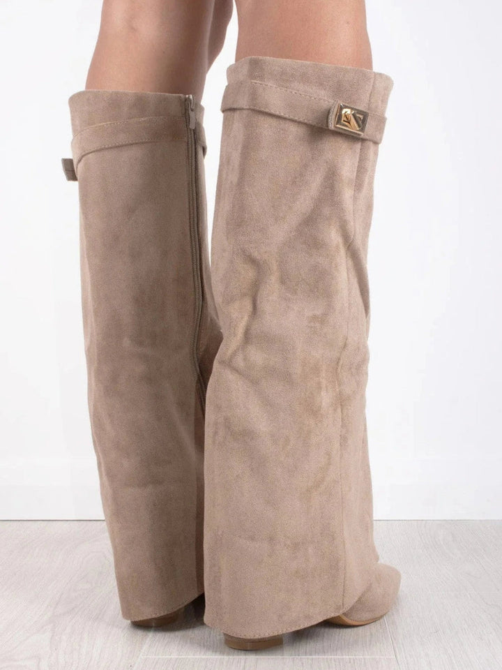 Tasha – Elegante Damenstiefel aus hochwertigem Suede mit goldenen Akzenten